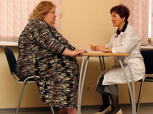 在静脉科医生的会诊中，一位肥胖引起的静脉曲张患者